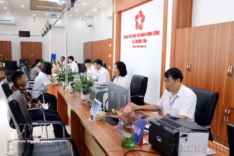 El Centro de Servicios Administrativos Públicos de la comuna de Truong Tan, ciudad de Hai Phong, funciona los sábados y domingos para atender a los ciudadanos que acuden a realizar trámites administrativos. (Foto: VNA)