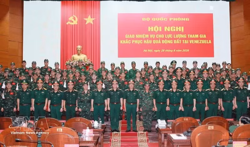 El general Nguyen Tan Cuong, miembro del Comité Central del Partido Comunista, jefe del Estado Mayor General del Ejército Popular de Vietnam y viceministro de Defensa, junto con los oficiales y militares que partirán hacia Venezuela para la misión. (Foto: VNA)