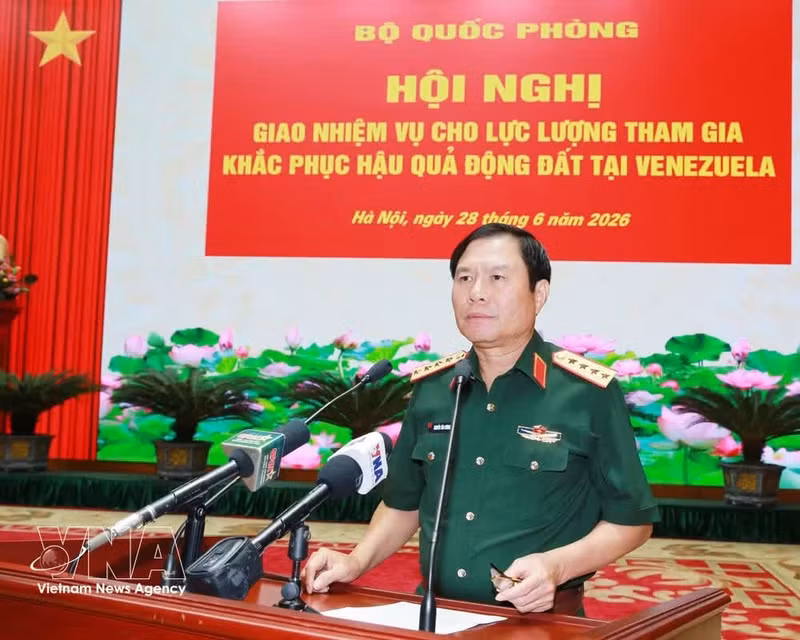 El general Nguyen Tan Cuong, miembro del Comité Central del Partido Comunista, jefe del Estado Mayor General del Ejército Popular de Vietnam y viceministro de Defensa, interviene en el evento. (Foto: VNA)