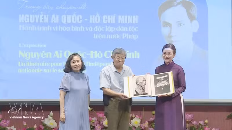 Representantes de familias vietnamitas expatriadas en Francia obsequian a la Zona de Reliquias dedicadas al Presidente Ho Chi Minh en el Palacio Presidencial en Hanói documentos e imágenes del Presidente Ho Chi Minh que se conservan en Francia. (Foto: VNA)