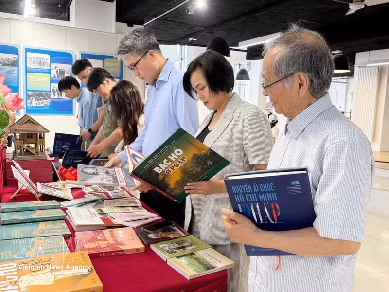 Una exposición de libros, documentos y objetos relacionados con el Presidente Ho Chi Minh en el marco del programa. (Foto: VNA)