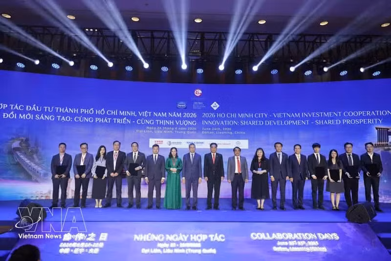 Los delegados posan para una foto tras la ceremonia de anuncio de la cooperación y el intercambio de cartas de propuesta. (Foto: VNA)