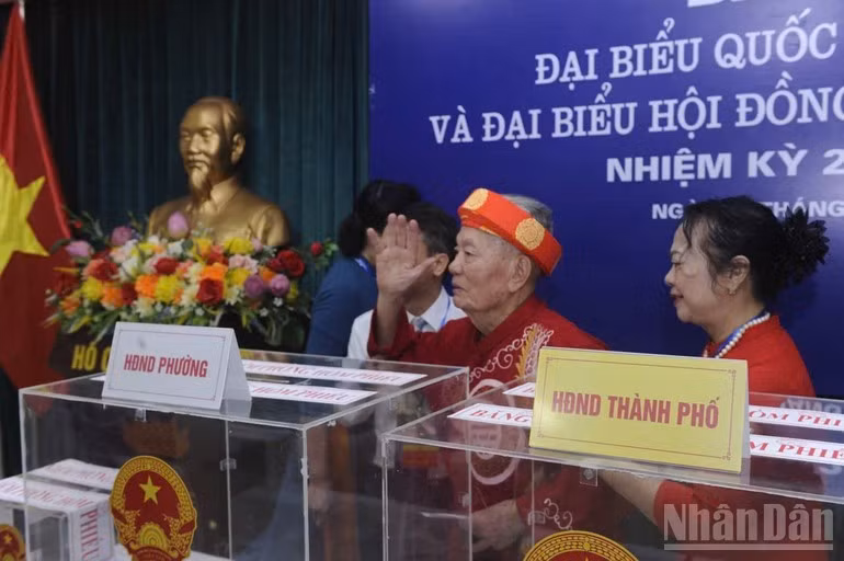 Con una sonrisa gentil, el hombre comparte su jolgorio por tener en la mano la papeleta que le permitirá elegir a los mejores representantes de la voluntad y el anhelo del pueblo.