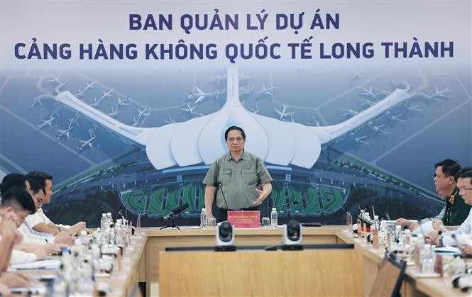El primer ministro de Vietnam, Pham Minh Chinh, habla en la reunión de trabajo con los contratistas y unidades de construcción. (Foto: VNA)