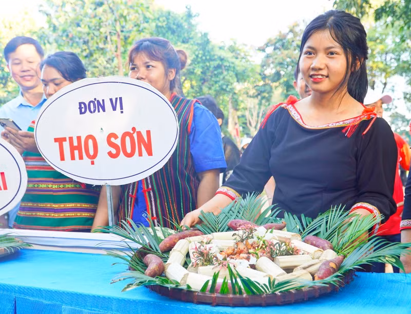 El 'com lam' (arroz glutinoso al vapor en tubos de bambú) es un plato tradicional que refleja la identidad culinaria única del pueblo S'tieng.