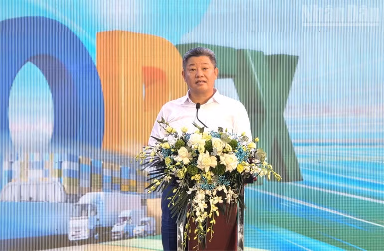 Nguyen Manh Quyen, vicepresidente del Comité Popular de Hanói, da palabras.