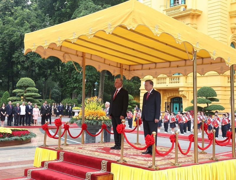 El secretario general del Partido Comunista de Vietnam, To Lam, y el primer secretario del Comité Central del Partido Comunista de Cuba y presidente de ese país, Miguel Díaz-Canel Bermúdez, en la tribuna de honor, escuchando las bandas militares interpretar los himnos nacionales de Vietnam y Cuba. (Foto: VNA)
