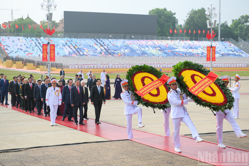 La delegación de dirigentes y exdirigentes de Vietnam en el acto de homenaje. (Foto: Nhan Dan)