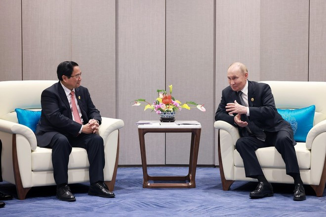El primer ministro de Vietnam, Pham Minh Chinh, conversa con el presidente de Rusia, Vladimir Putin. (Foto: VNA)