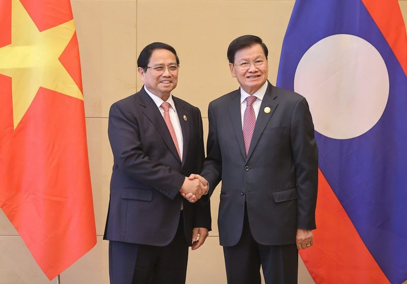 El primer ministro de Vietnam, Pham Minh Chinh, se reúne con el secretario general del Partido Popular Revolucionario de Laos y presidente de ese país, Thongloun Sisoulith. (Foto: VNA)