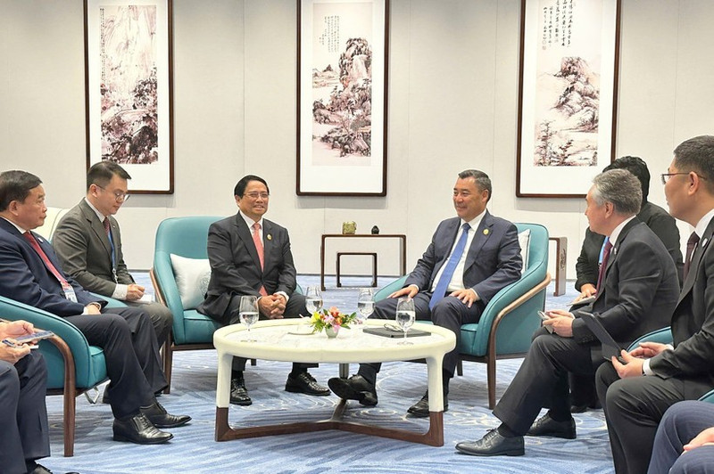 El primer ministro de Vietnam, Pham Minh Chinh, se reúne con el presidente de Kirguistán, Sadyr Japarov. (Foto: VNA)