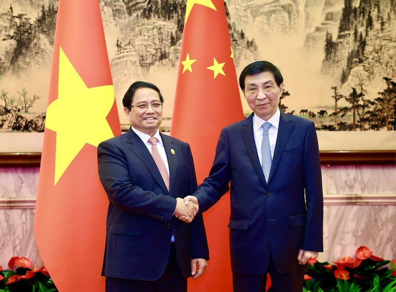 El primer ministro vietnamita, Pham Minh Chinh (izquierda), y Wang Huning, miembro del Comité Permanente del Buró Político del Comité Central del Partido Comunista de China y presidente del Comité Nacional de la Conferencia Consultiva Política del Pueblo Chino. (Foto: VNA)