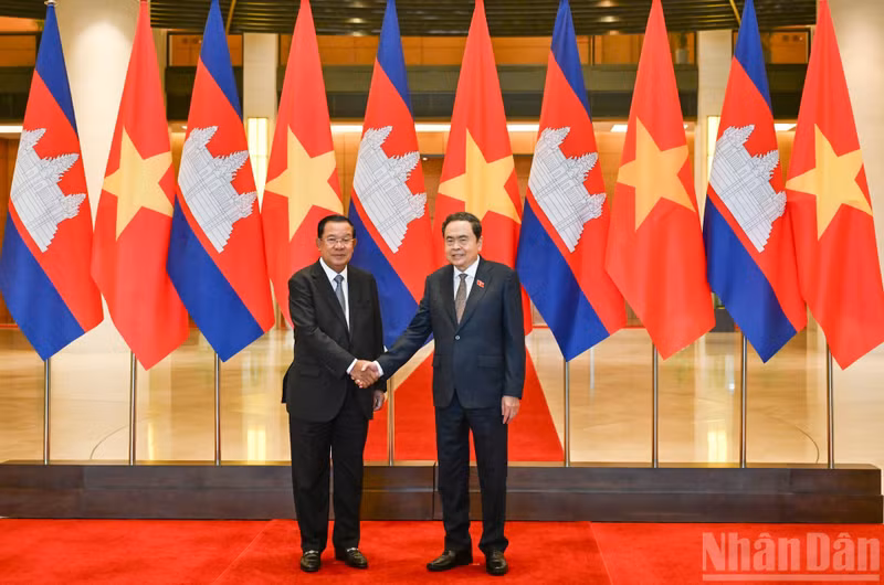 El presidente de la Asamblea Nacional de Vietnam, Tran Thanh Man, se reúne con el titular del Partido Popular de Camboya y presidente del Senado de ese país, Hun Sen. (Foto: Nhan Dan)