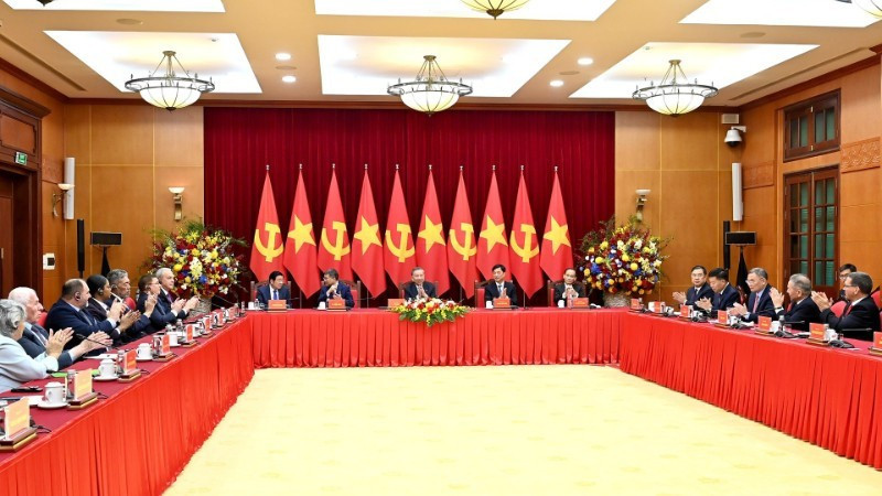 El secretario general del Partido Comunista de Vietnam, To Lam, ofrece una recepción a líderes y representantes de partidos políticos de Asia, Europa, América y África. (Foto: VNA)