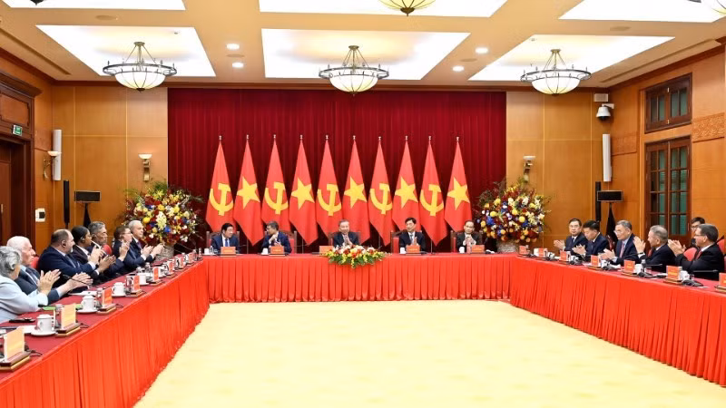 El secretario general del Partido Comunista de Vietnam, To Lam, ofrece una recepción a líderes y representantes de partidos políticos de Asia, Europa, América y África. (Foto: VNA)