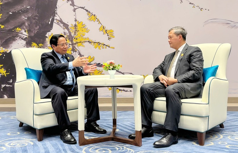 El primer ministro vietnamita, Pham Minh Chinh, conversa con su homólogo camboyano, Hun Manet. (Foto: VNA)