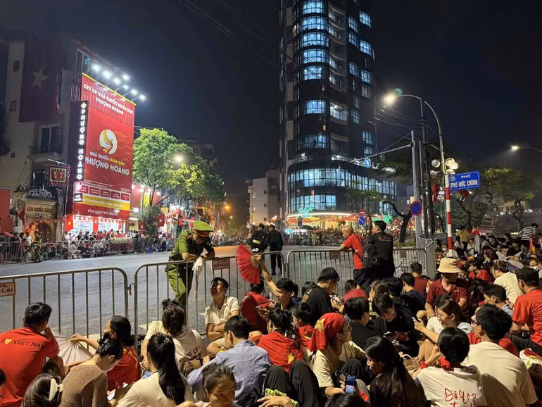 La atmósfera festiva en el cruce de las calles de Thanh Nien y Pho Duc Chinh.