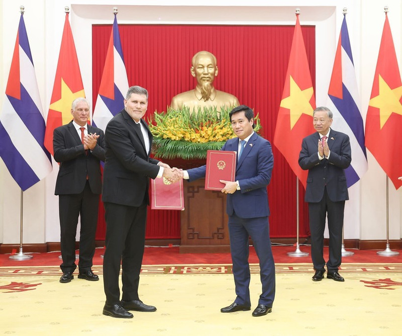 El secretario general del Partido Comunista de Vietnam, To Lam, y el primer secretario del Comité Central del Partido Comunista de Cuba y presidente de ese país, Miguel Díaz-Canel Bermúdez, presencian la ceremonia de entrega de documentos de cooperación. (Foto: VNA)