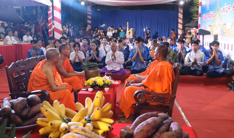 El culto a la luna puede realizarse en una pagoda, en casa o en un lugar donde la luna pueda verse claramente.