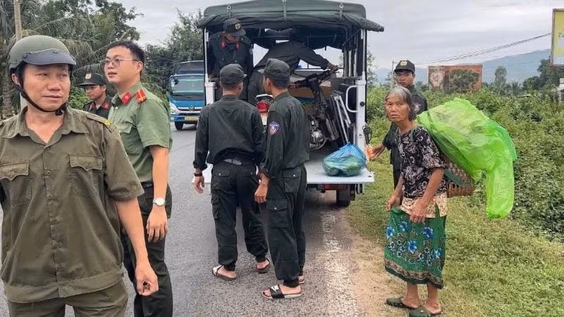 Las fuerzas competentes en la provincia de Gia Lai evacúan a pobladores ante la amenaza del tifón Kalmaegi. (Foto: Nhan Dan)