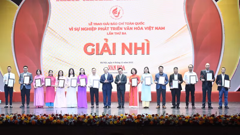 Entrega del segundo premio, realizada por Le Quoc Minh, miembro del Comité Central del Partido, presidente–editor del periódico Nhan Dan, subjefe de la Comisión de Propaganda y Movilización de Masas del Comité Central del Partido y presidente de la Asociación de Periodistas de Vietnam, y Do Tien Sy, miembro del Comité Central del Partido y director general de la Voz de Vietnam.