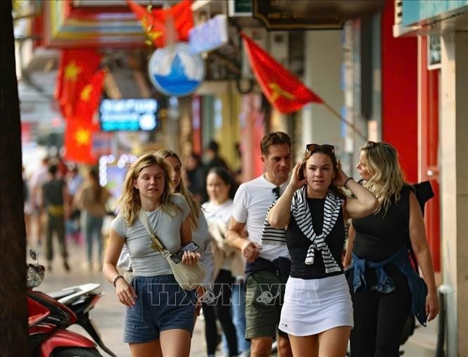 Turistas extranjeros visitan el casco antiguo de Hanói. (Foto: VNA)