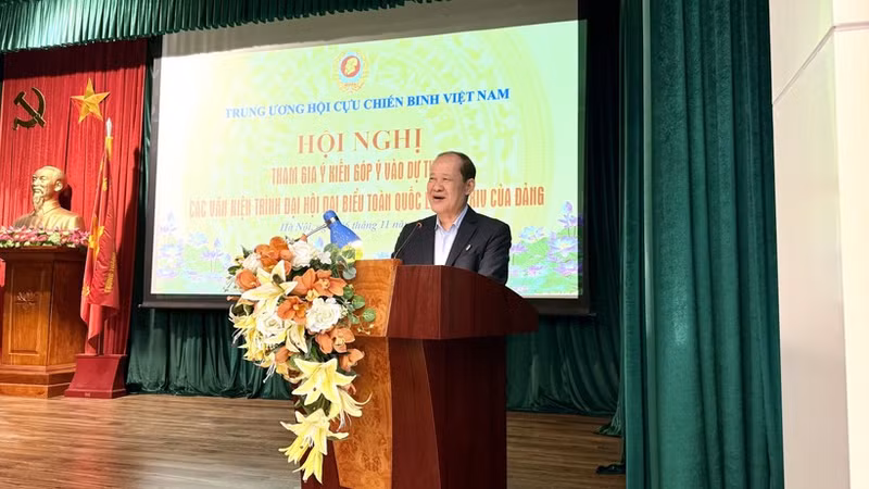 El teniente general Be Xuan Truong, vicepresidente del Comité Central del Frente de la Patria de Vietnam y titular de la Asociación de Veteranos de Vietnam, habla en el evento. (Foto: VNA)