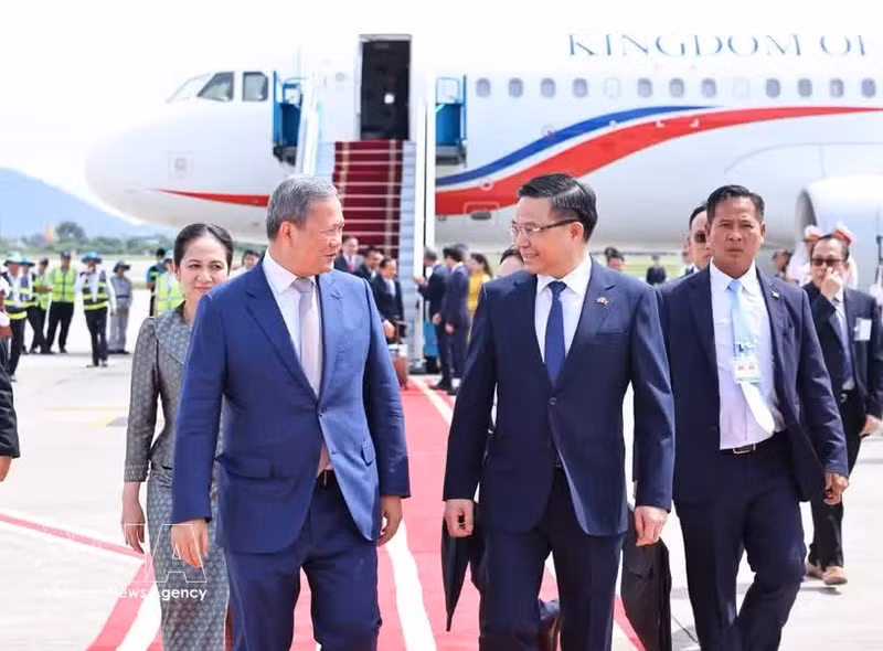El ministro de Industria y Comercio de Vietnam, Le Manh Hung (derecha), recibe al primer ministro de Camboya, Samdech Moha Borvor Thipadei Hun Manet, en el aeropuerto internacional de Noi Bai. (Foto: VNA)