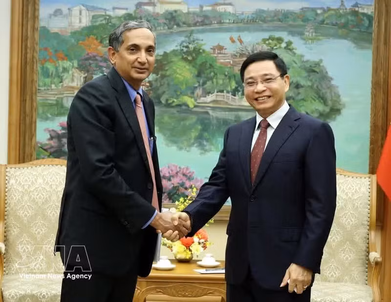 El viceprimer ministro vietnamita Nguyen Van Thang recibe a Krisha Srinivasan, director de la región de Asia-Pacífico del Fondo Monetario Internacional. (Foto: VNA)