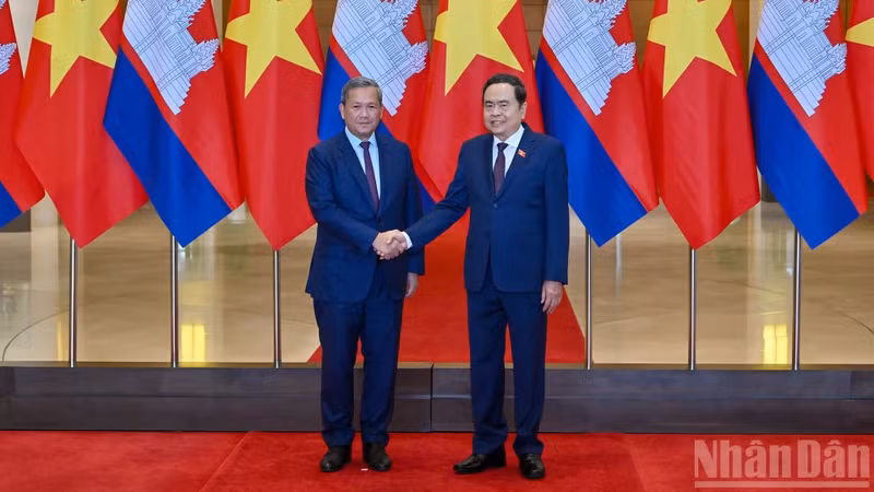 El presidente de la Asamblea Nacional de Vietnam, Tran Thanh Man (derecha), y el primer ministro de Camboya, Samdech Moha Borvor Thipadei Hun Manet.