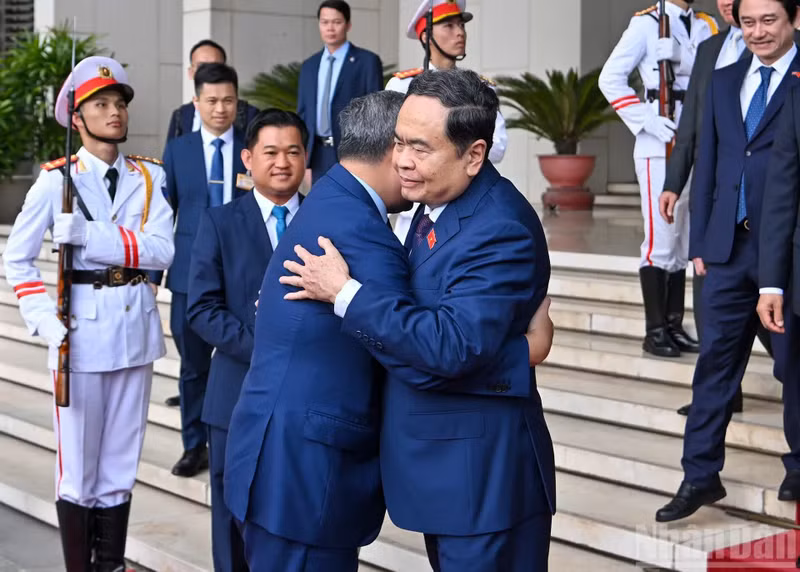 El presidente de la Asamblea Nacional de Vietnam, Tran Thanh Man, se despide del primer ministro de Camboya, Samdech Moha Borvor Thipadei Hun Manet.