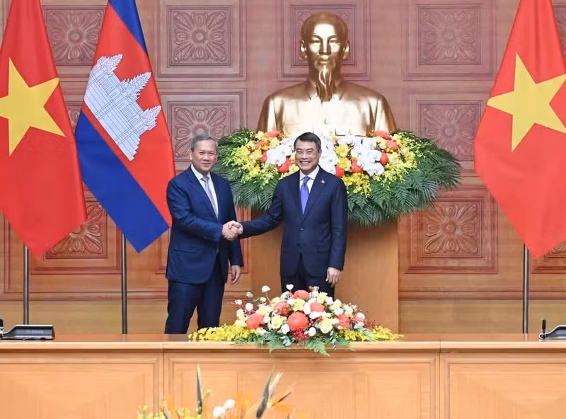 El primer ministro de Vietnam, Le Minh Hung, y su homólogo camboyano, Samdech Moha Borvor Thipadei Hun Manet. (Foto: Nhan Dan)