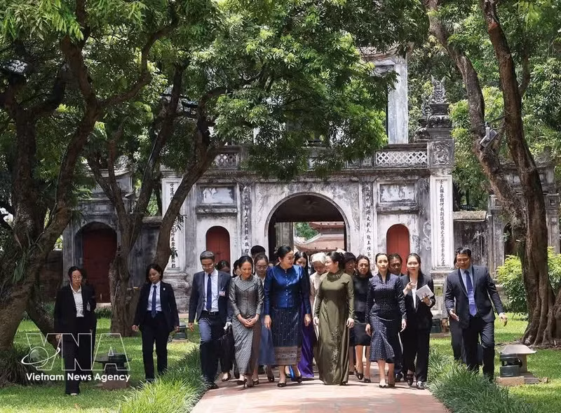 Las damas visitan el Templo de la Literatura de Hanói. (Foto: VNA)