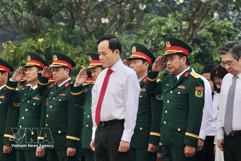 Dirigentes de Ciudad Ho Chi Minh rinden homenaje a los héroes caídos por la Patria. (Foto: VNA)