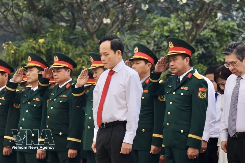 Dirigentes de Ciudad Ho Chi Minh rinden homenaje a los héroes caídos por la Patria. (Foto: VNA)
