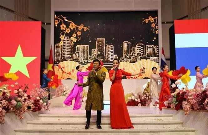 Artistas vietnamitas actúan en un festival celebrado en Udon Thani, Tailandia. (Foto: VNA)