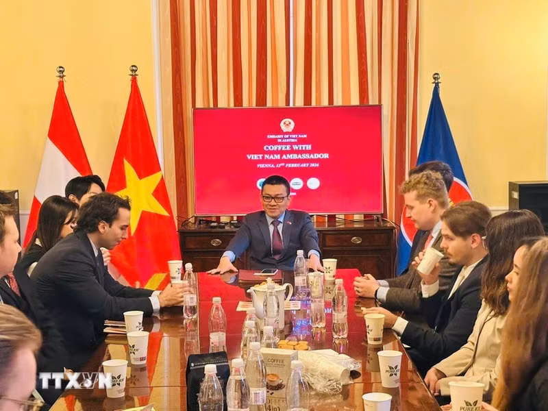 El embajador de Vietnam en Austria, Vu Le Thai Hoang, se reúne con profesores y estudiantes de posgrado internacionales en la Academia Diplomática de Austria. (Foto: VNA)