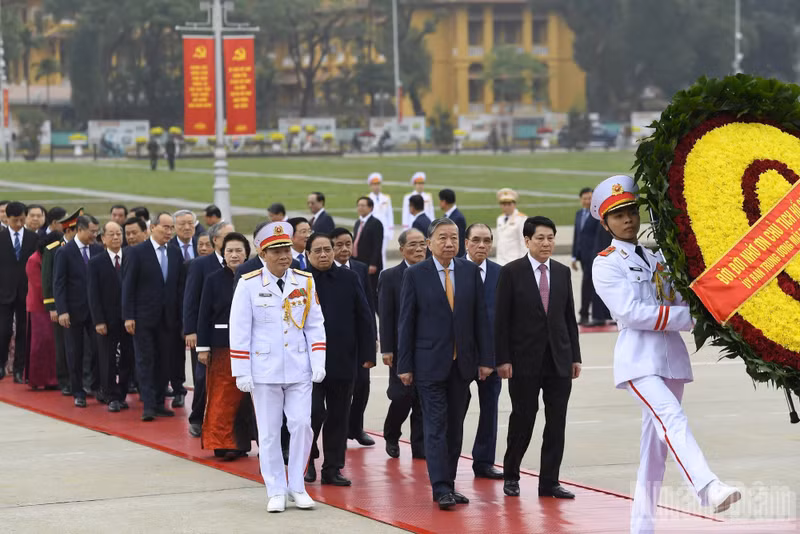 La delegación de dirigentes y exdirigentes del Partido y del Estado avanza hacia el Mausoleo del Presidente Ho Chi Minh. (Foto: Nhan Dan)