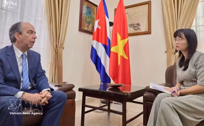 El embajador de Cuba en Vietnam, Rogelio Polanco Fuentes, en la entrevista con la VNA. (Foto: VNA)