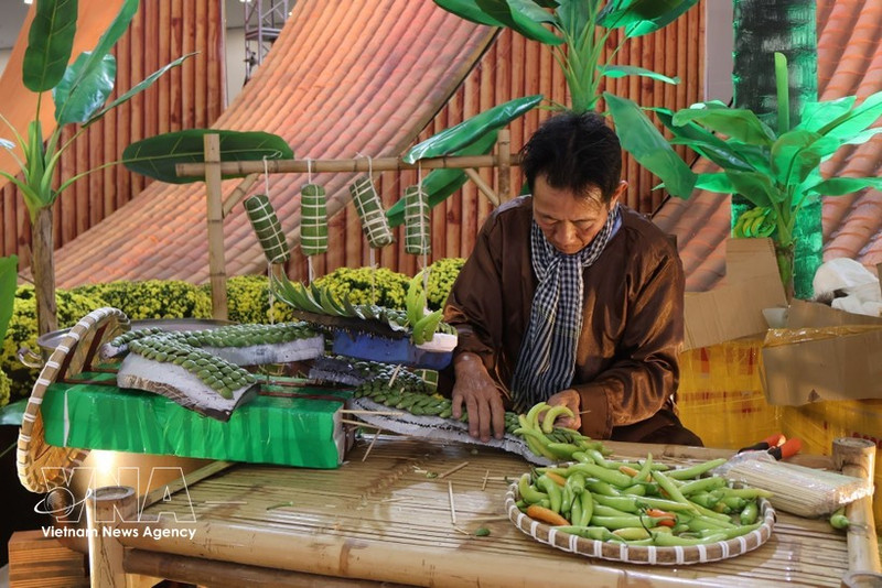 El espacio del artista Nguyen Van Tuyen destaca por sus esculturas hechas con frutas y verduras, seleccionadas cuidadosamente de diversas regiones para garantizar frescura y colores naturales. (Foto: VNA)