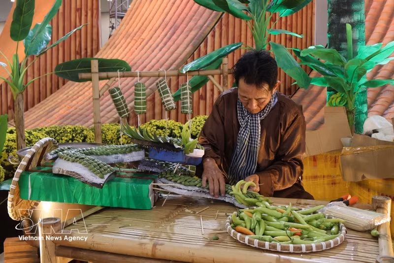 El espacio del artista Nguyen Van Tuyen destaca por sus esculturas hechas con frutas y verduras, seleccionadas cuidadosamente de diversas regiones para garantizar frescura y colores naturales. (Foto: VNA)