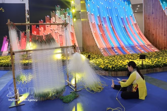 Tejer redes refleja la vida laboral de los pescadores del Sur de Vietnam. (Foto: VNA)