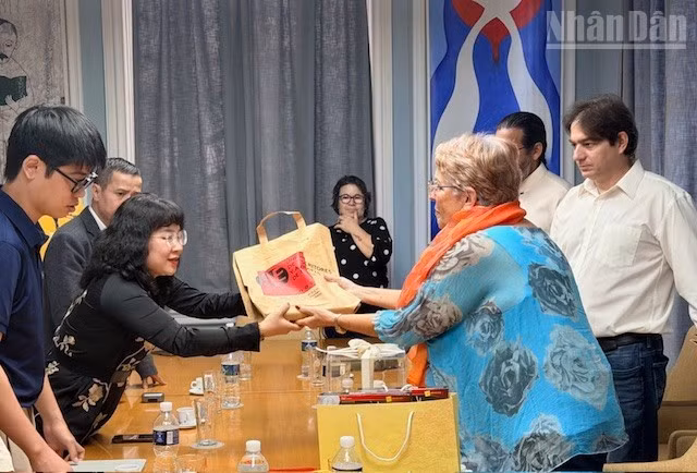 La Uneac entrega libros a los visitantes.