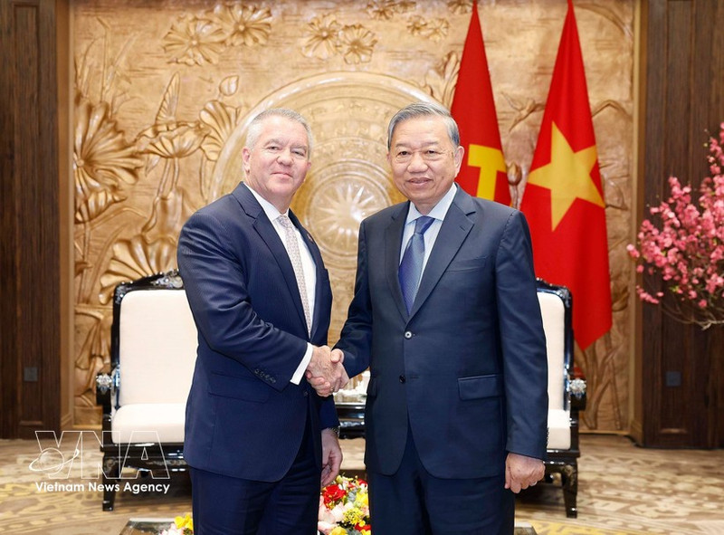 El secretario general del Partido Comunista de Vietnam, To Lam (derecha), recibe al secretario de Estado adjunto para Asuntos de Asia Oriental y el Pacífico de Estados Unidos, Michael DeSombre. (Foto: VNA)