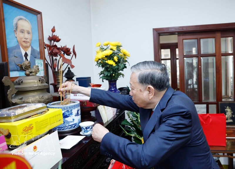 El secretario general del Partido Comunista de Vietnam, To Lam, rinde homenaje al difunto premier Pham Van Dong. (Foto: VNA)