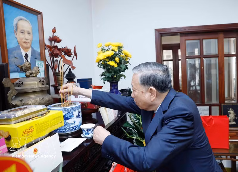 El secretario general del Partido Comunista de Vietnam, To Lam, rinde homenaje al difunto premier Pham Van Dong. (Foto: VNA)