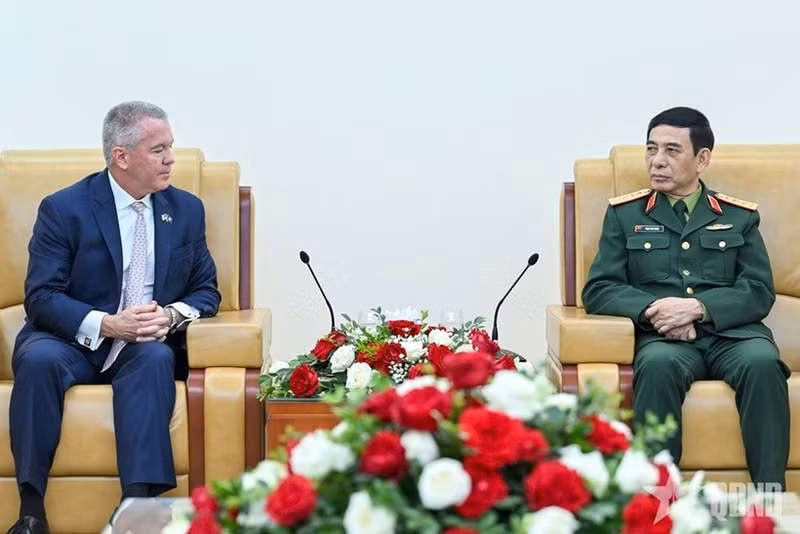 El ministro de Defensa de Vietnam, general Phan Van Giang (derecha), recibe al secretario de Estado adjunto para Asuntos de Asia Oriental y el Pacífico de Estados Unidos, Michael DeSombre. (Foto: qdnd.vn)