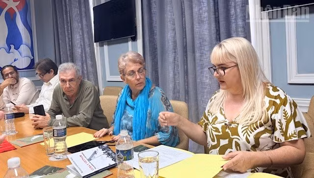 La periodista Magda Resik, vicepresidenta primera de la Uneac, en su intervención.