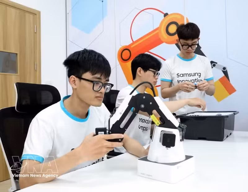 Estudiantes participan en una sesión práctica de alta tecnología dentro del programa Samsung Innovation Campus en el Instituto Tecnológico Vietnam-Corea del Sur en la provincia de Bac Giang. (Foto: VNA)