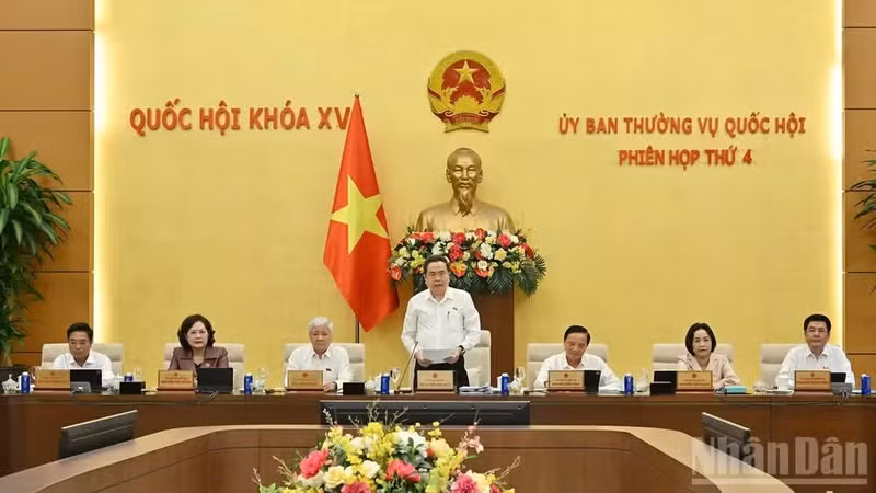 El presidente de la Asamblea Nacional de Vietnam, Tran Thanh Man, habla en la reunión. (Foto: Nhan Dan)
